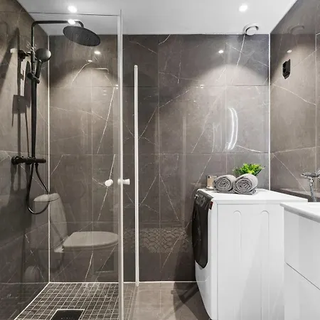 Happy Days Relaxing With Smart Solutions Shared With One Other Bedroom Гостевой дом