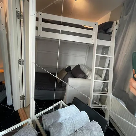 Happy Days Relaxing With Smart Solutions Shared With One Other Bedroom 게스트하우스